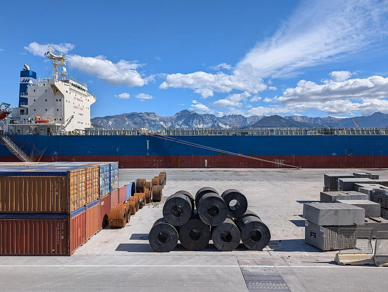 Bulk steel logistics at an independent industrial facility