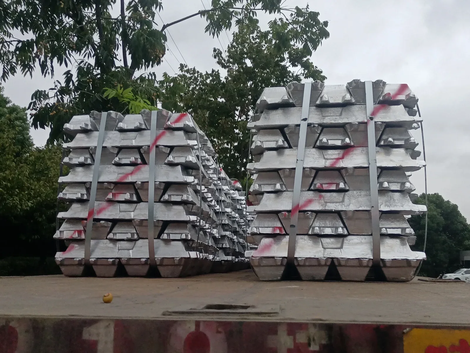 Bundled aluminium ingots stacked on a transport vehicle